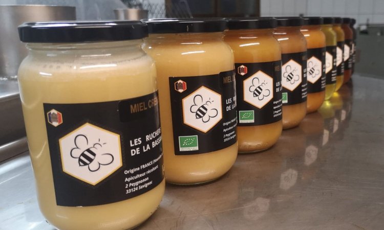 Vente de miel artisanal au Marché de Noël de l'Ape de l'école d'Aillas près de Savignac