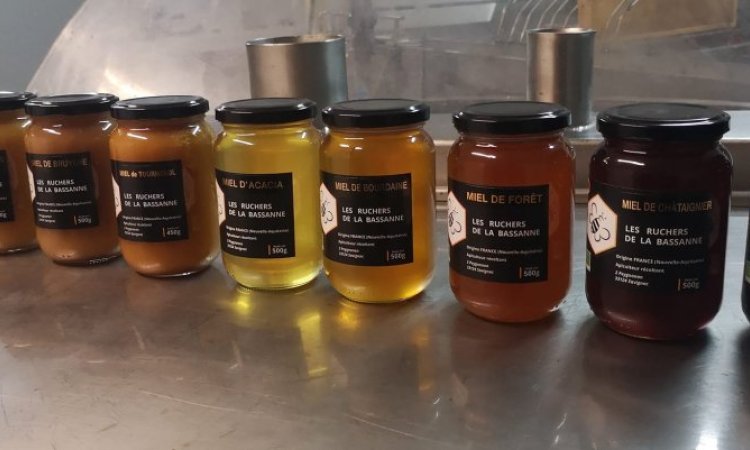 Vente de miel artisanal au Marché de Noël de l'Ape de l'école d'Aillas près de Savignac